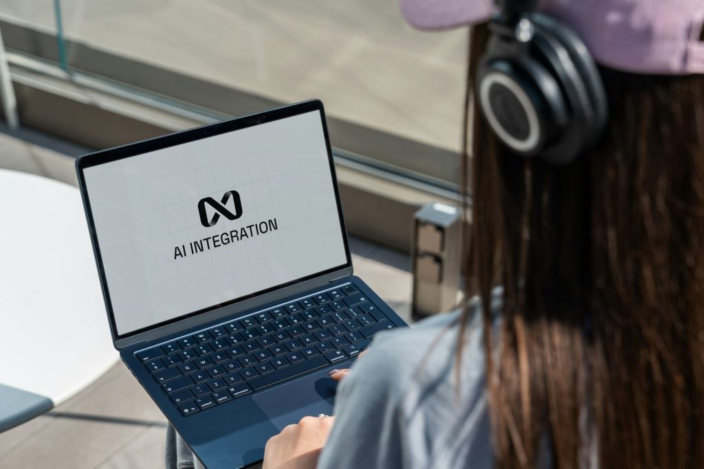 AI Agent cho doanh nghiệp là gì? Khác gì chatbot và automation truyền thống? 2 AI Agent cho doanh nghiệp với hệ thống AI tích hợp trên laptop