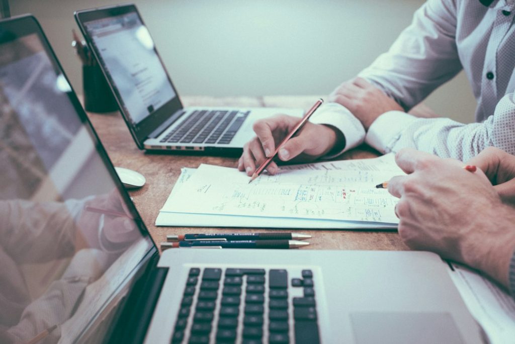 Landing page Facebook Ads B2B: Nên dùng form tức thì hay đưa khách về website? 1 Đội ngũ doanh nghiệp phân tích hiệu quả landing page Facebook Ads B2B